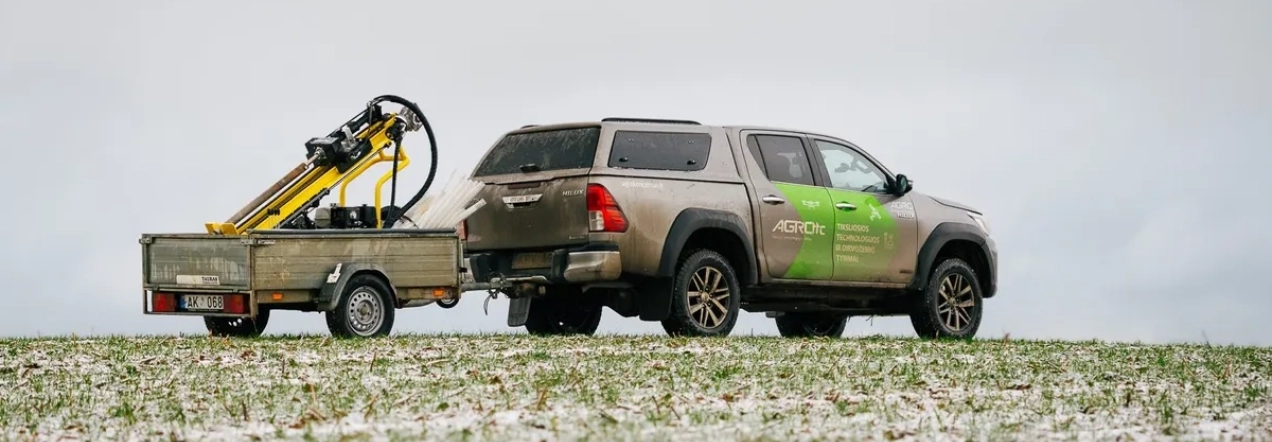 Lietuvos ūkio laukas ir ūkininkas, iliustruojantys anglies kreditų temą.